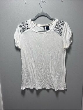 Bisou Bisou White Short Sleeve Tee with Studded Shoulder Panels Size L
